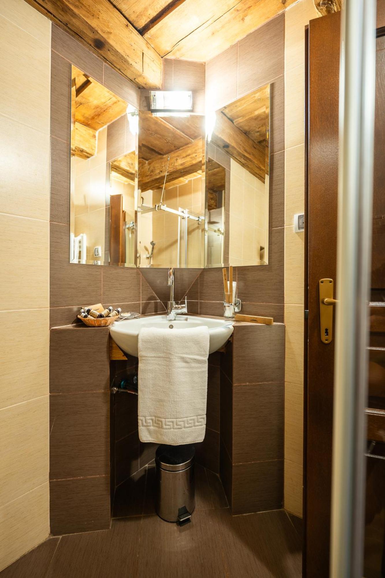 Apartament cu 2 dormitoare - clădire anexă